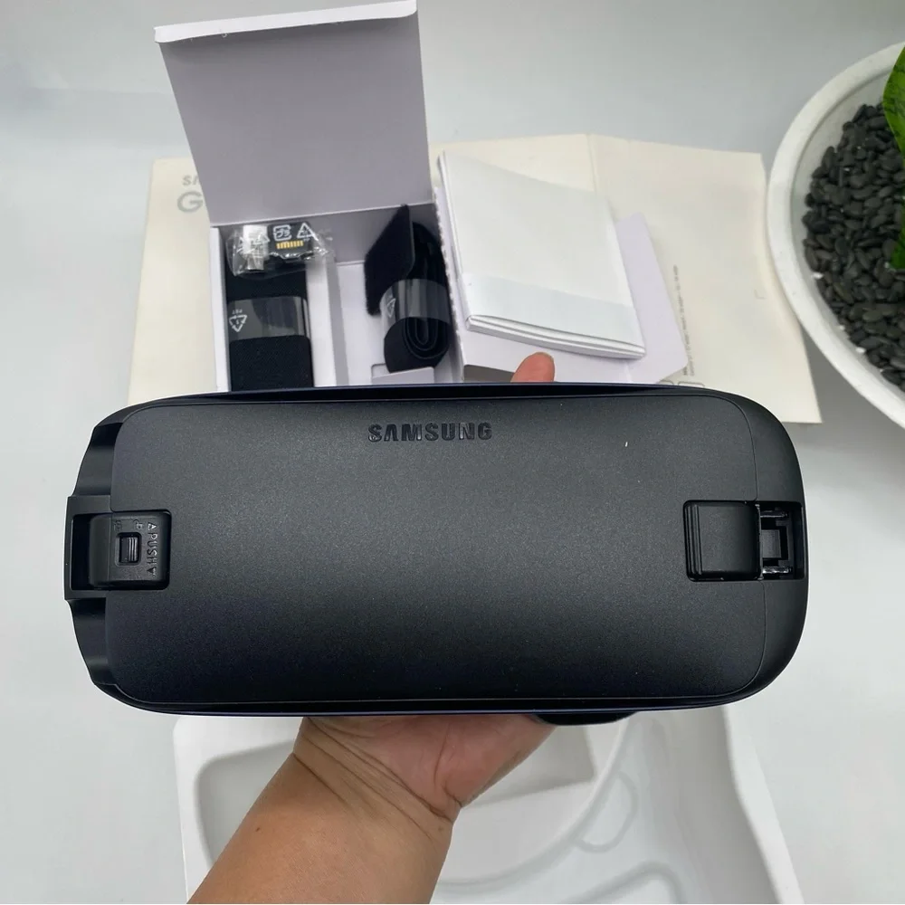Samsung Gear VR (2016) oculus compatible with- GS7s, Note 5, GS6s discontinued